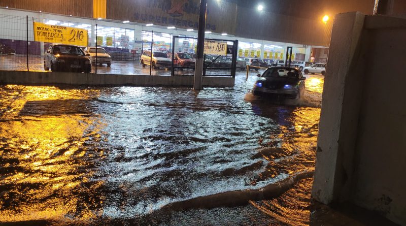 Forte chuva deixa bairros alagados e afeta fornecimento de água em Cruzeiro Forte chuva deixa bairros alagados e afeta fornecimento de água em Cruzeiro